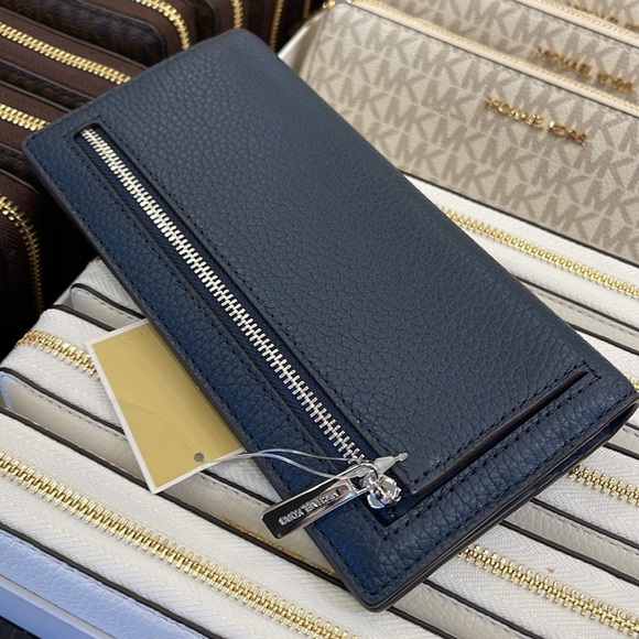 Michael Kors Reed Large Bifold Pebbled Leather Snap Wallet Card Case 
Navy 
NWT - Picture 8 of 16